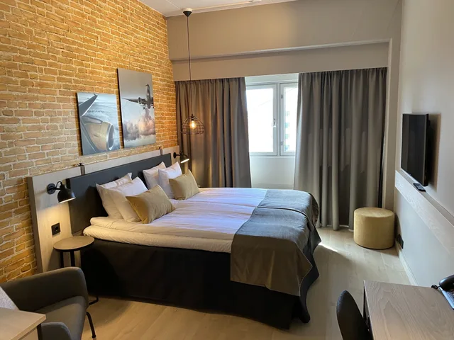 Standard, Queen Bed, Skyline Airport Hotel 2/5