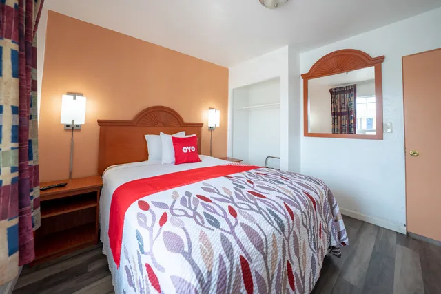 غرفة بسريرين كوين، Budget Inn Madras by OYO 2/4