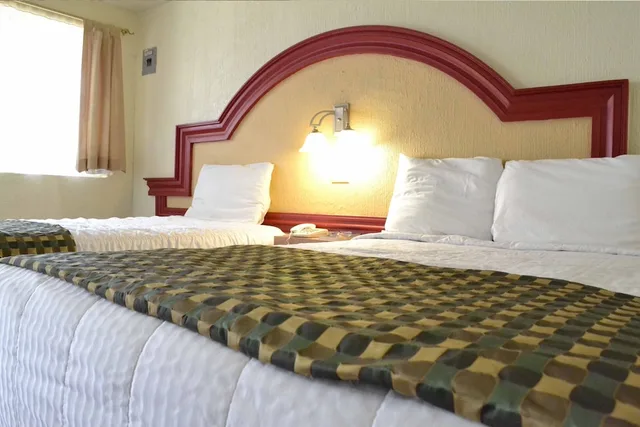 غرفة قياسية بسرير مزدوج وسرير فردي، Hotel Flamingo Juarez 4/9