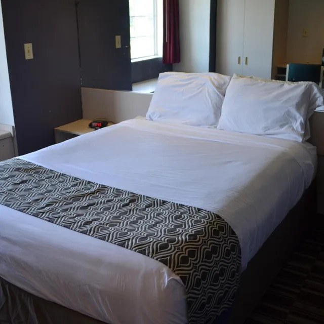 غرفة بسرير كوين، Microtel Inn &amp; Suites by Wyndham Union City/Atlanta Airport 6/8