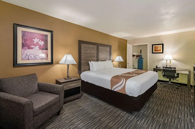 غرفة بسرير كينج للمدخنين لذوي الإعاقة، Quality Inn Suites Lufkin 5/7