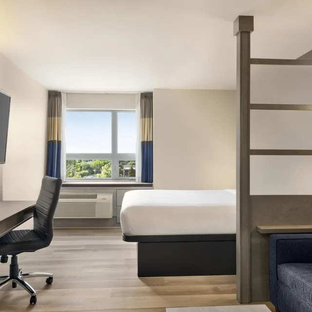 غرفة بزنس بسرير كينج وسرير كوين، Microtel Inn & Suites Montreal Airport-Dorval QC 2/4