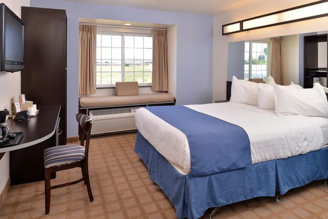 Standard, Queen Bed, Microtel Inn Suites Klamath Falls 1/10