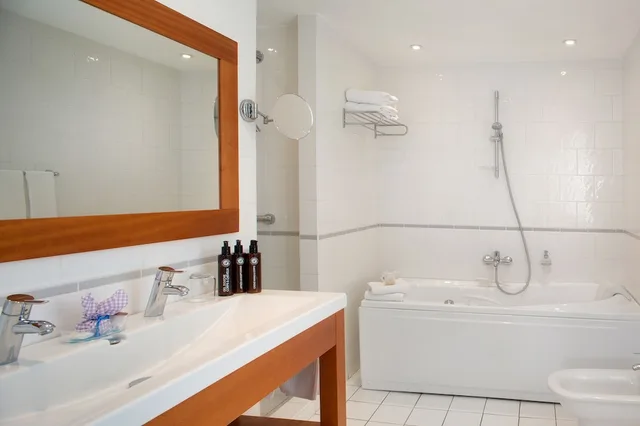جناح جونيور كلاسيكي بسرير كينج بإطلالة على الحديقة، La Ferme D Augustin 10/10