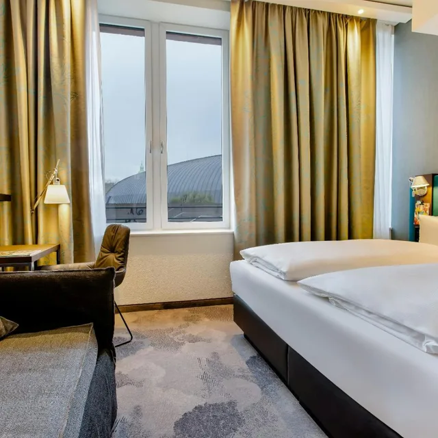 غرفة كومفورت بسرير كوين، Hotel Motel One Wiesbaden 3/5