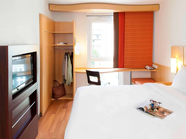 غرفة بسرير مزدوج وسرير فردي، ibis Munich City South 1/3