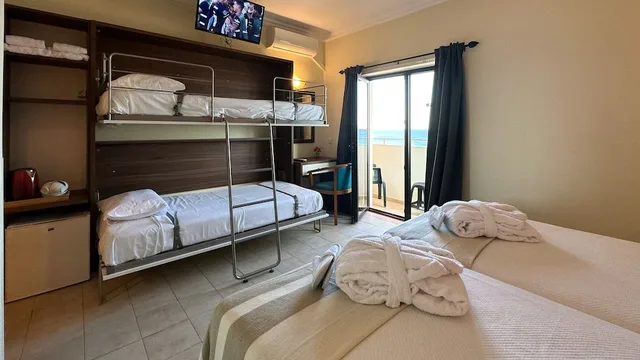 غرفة سوبيريور رباعية بأربعة أسرّة بإطلالة على البحر بشرفة، Avenida Praia 2/5