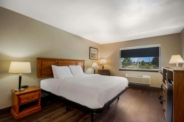 غرفة بسرير كينج لذوي الإعاقة، SureStay Plus Hotel by Best Western Rexburg 5/7
