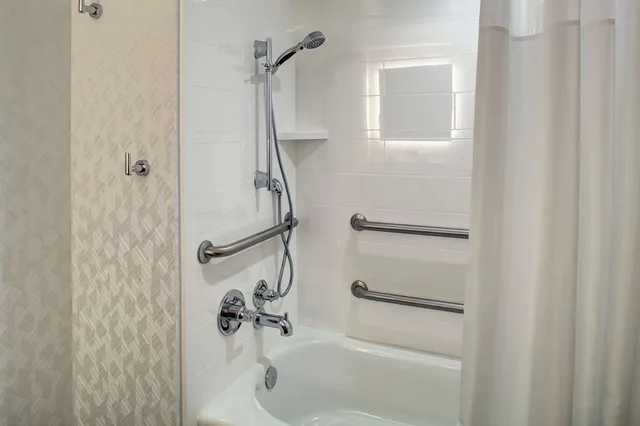 غرفة بسرير كينج بحوض استحمام لذوي الإعاقة، Hampton Inn Suites Miami Airport South Blue Lagoon 3/3