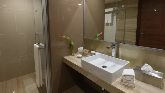 غرفة بريميوم بسرير كينج بإطلالة على المسبح، Holiday Inn Al Thuraya City 6/10
