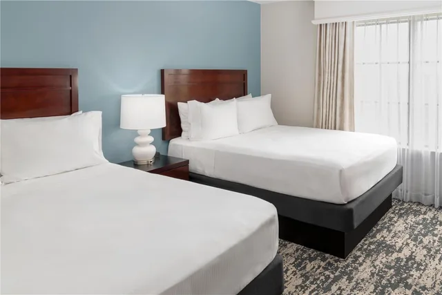 جناح بسريرين مزدوجين بغرفتين لذوي الإعاقة، Embassy Suites by Hilton Fort Myers Estero 1/3