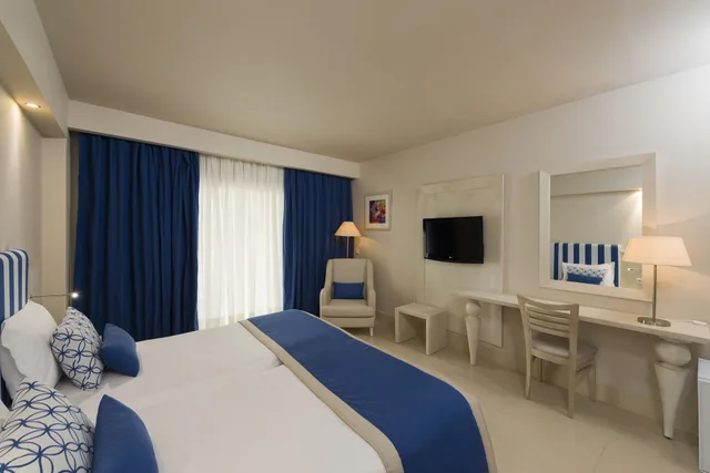 غرفة بسريرين منفصلين بإطلالة جزئية على البحر، Iberostar Selection Diar El Andalous 2/10