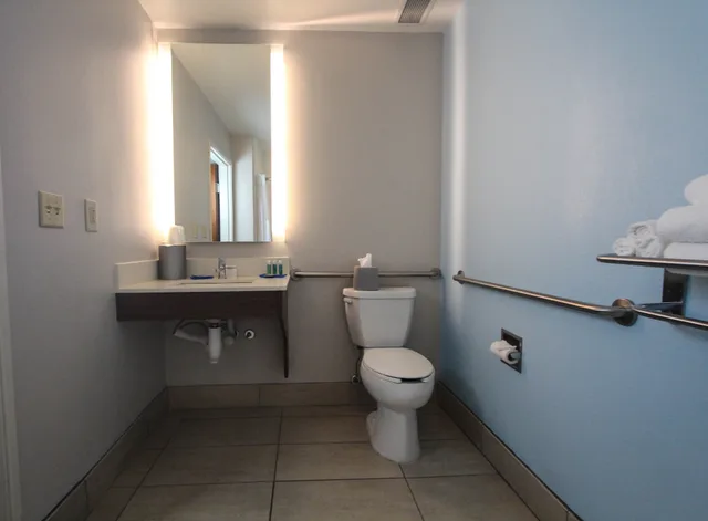 جناح بسرير كينج لذوي الإعاقة، Holiday Inn Express Hotel And Suites Charleston North 1/2