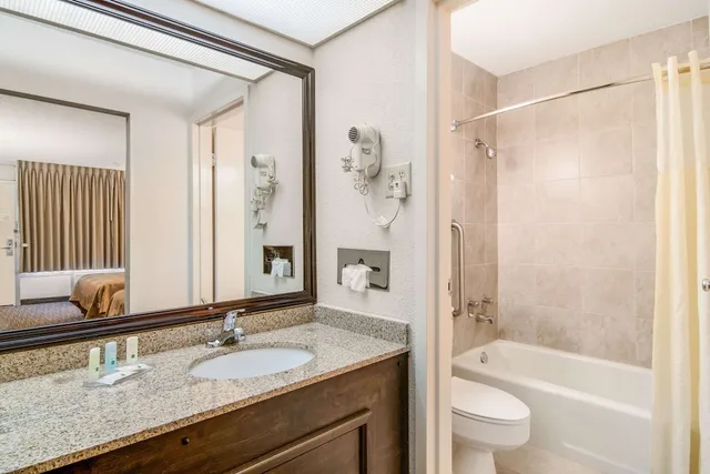 غرفة قياسية بسريرين مزدوجين، Quality Inn Suwanee I-85 3/3