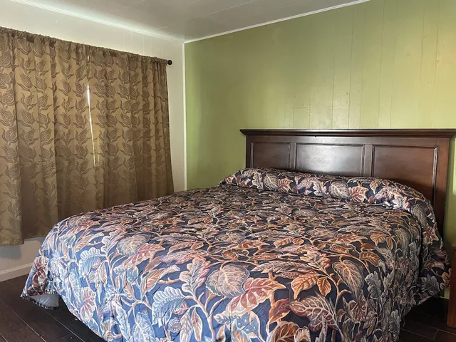غرفة بسرير كينج لغير المدخنين، Oak Motel Modesto CA 2/10