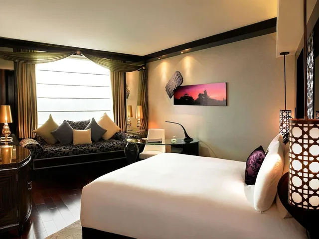 غرفة بسرير كينج مع دخول صالة النادي، Sofitel Mumbai BKC 4/10