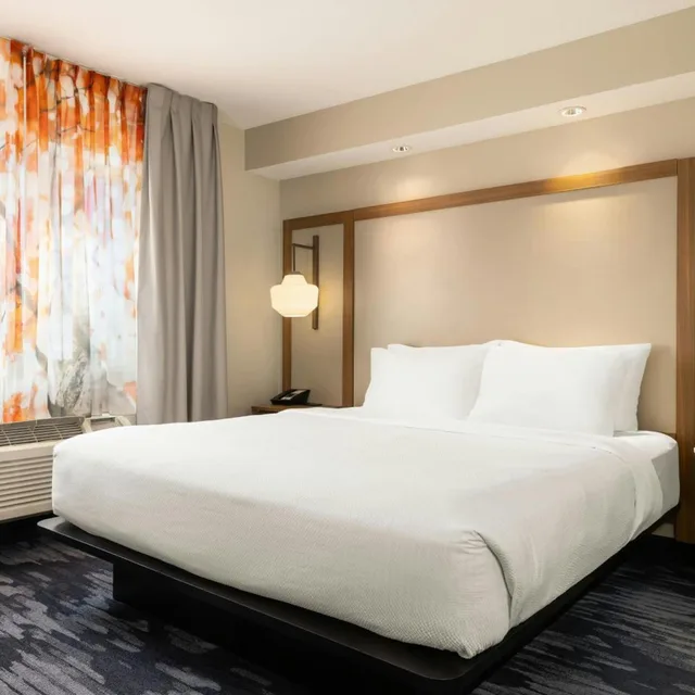 غرفة بسرير كينج بحوض استحمام لذوي الإعاقة، Fairfield Inn And Suites Minneapolis St Paul Roseville 1/3