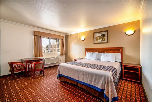 غرفة قياسية بسرير كينج، Regency Inn Suites Downey 1/5