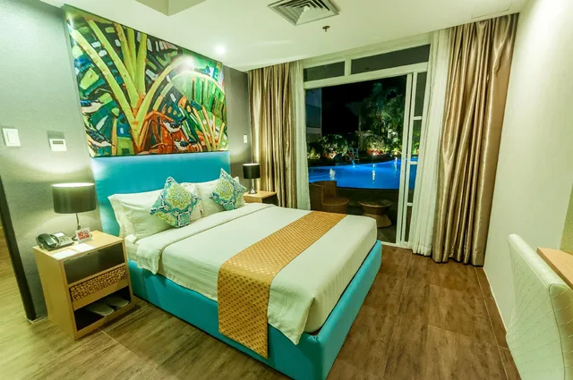 جناح عائلي بسرير كينج وسرير كوين بإطلالة على المسبح، Aziza Paradise Hotel 1/1