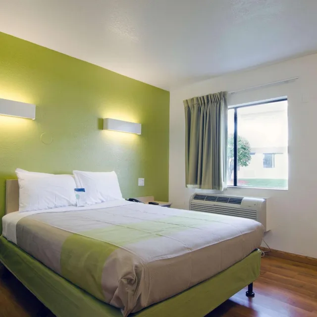 1 Full Bed - ADA/RI Shower, Smoking، Motel6 Camp Springs, DC - South Camp Springs 1/10