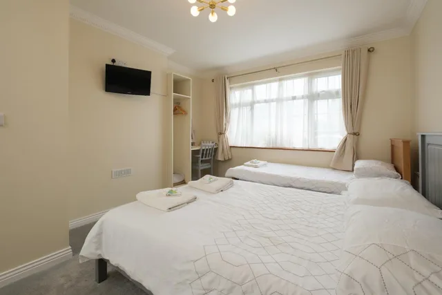 غرفة رباعية، Four Seasons B&B 1/1