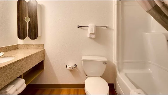غرفة قياسية بسرير كوين، Studio6 Brownsville, TX 9/10