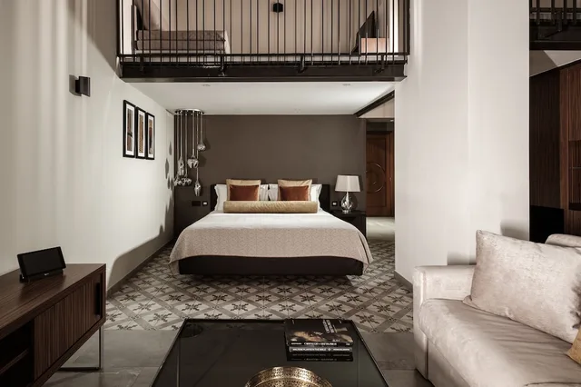 جناح ديلوكس بسرير كوين بشرفة مع أريكة، 1926 Le Parisot Boutique Suites 1/4