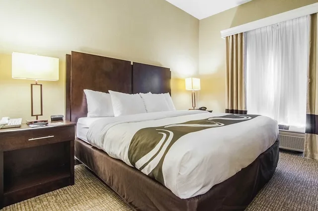 جناح بسرير كينج مع أريكة، Quality Suites Graham - Burlington South 1/4