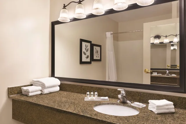جناح بسرير كينج بحوض جاكوزي لذوي الإعاقة، Country Inn & Suites by Radisson, Billings, MT 6/6