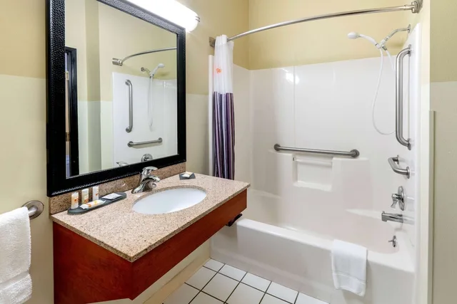 غرفة بسرير كينج لذوي الإعاقة، La Quinta Inn & Suites by Wyndham Helena 7/7