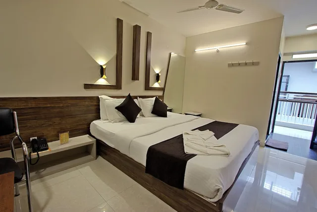 غرفة ديلوكس بسرير مزدوج، MTR RESIDENCY 1/7