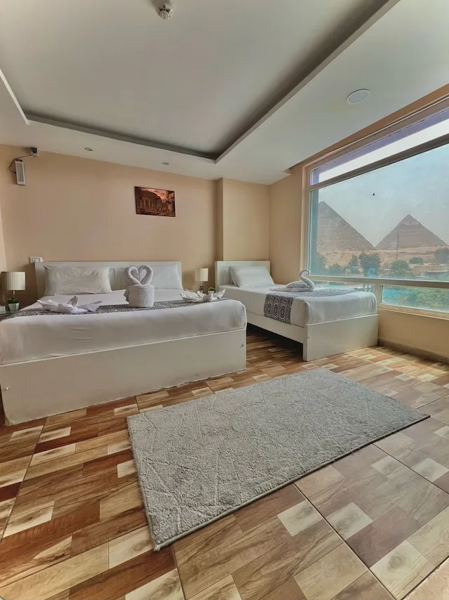غرفة بريميوم ثلاثية بسرير كوين وسرير فردي بإطلالة على الجبل، Turquoise Pyramids & Grand Egyptian museum view Hotel 8/10