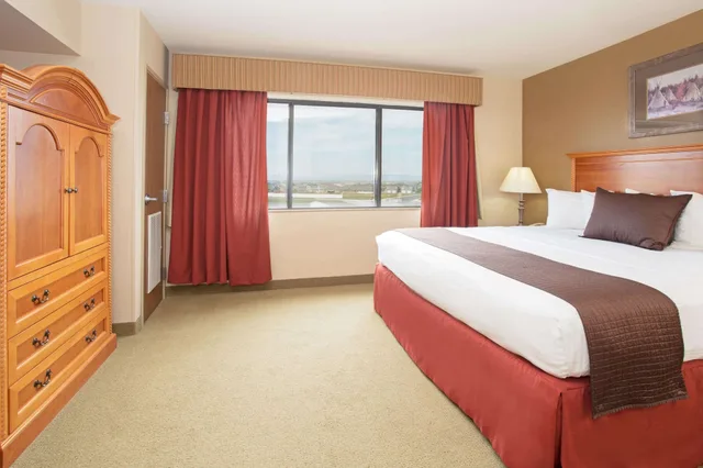غرفة بسرير كينج يُسمح فيها بالحيوانات الأليفة لذوي الإعاقة، Americinn By Wyndham Laramie Near University Of Wyoming 1/4