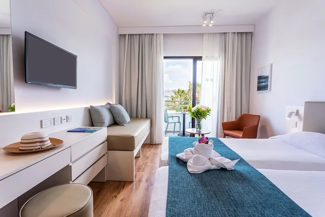 غرفة بسريرين منفصلين مع أريكة، Louis Phaethon Beach 5/10