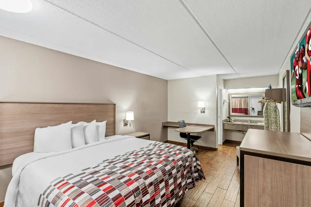 غرفة سوبيريور بسرير كينج، Red Roof Inn Jackson Downtown - Fairgrounds 1/9