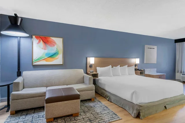 غرفة بسرير كينج وسرير كوين مع أريكة في طابق مرتفع، Hyatt Place Houston North 1/8