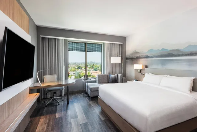 غرفة قياسية بسرير كينج بحوض استحمام لذوي الإعاقة، Courtyard By Marriott Los Angeles Monterey Park 1/2