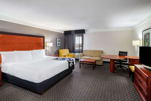 غرفة بسرير كينج لذوي الإعاقة، La Quinta Inn & Suites by Wyndham Houston Baytown East 1/5