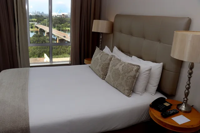 غرفة قياسية بسرير كينج، The Riverside Hotel 4/6