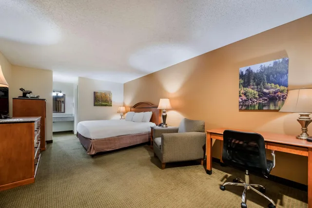 Downstairs, King Bed, Sofa، Best Western Sunrise Inn 3/4
