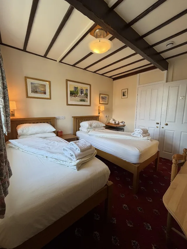 غرفة سوبيريور بسريرين منفصلين، Oakwood Bed and Breakfast Heathrow 2/2