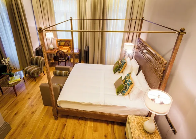 غرفة ديلوكس بسرير كينج بإطلالة على المدينة مع أريكة، Ravouna 1906 Suites - Special Class Adults Only 6/10
