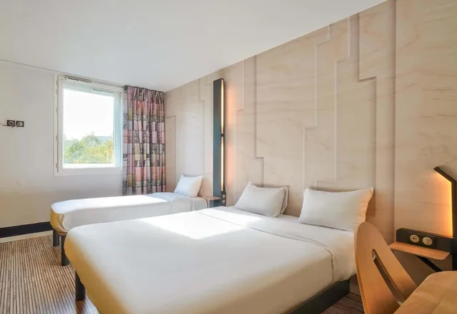 غرفة ثلاثية بسرير كوين وسرير فردي، B&B HOTEL Paris Malakoff Parc des Expositions 2/4