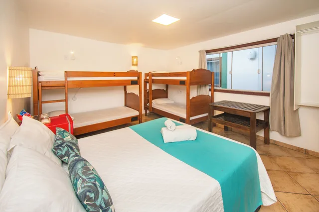 جناح عائلي بسرير كوين وأسرّة بطابقين، Bamboo Buzios Hostel 1/4