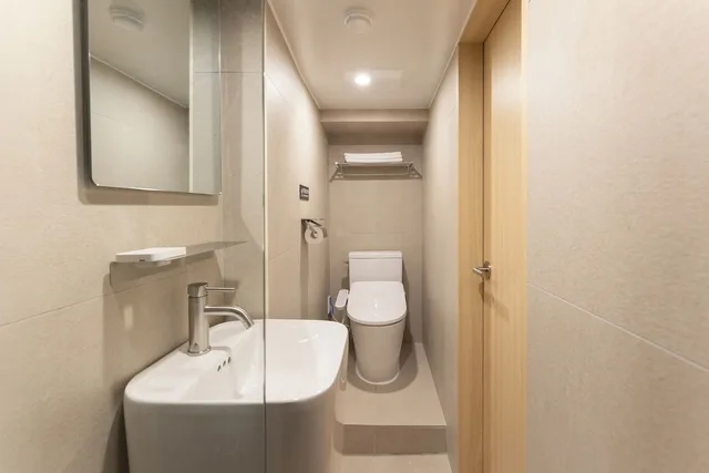 غرفة قياسية ثلاثية بسرير مزدوج وسرير فردي، Myeongdong Guesthouse Como 8/9