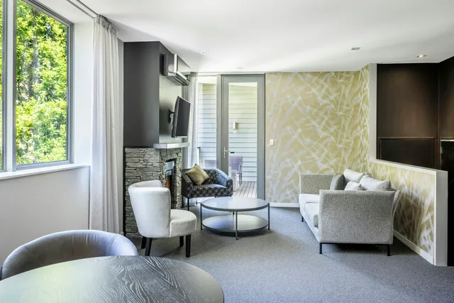2 Bedrooms, Deluxe, Lake View, Hilton Queenstown Resort and Spa 4/10