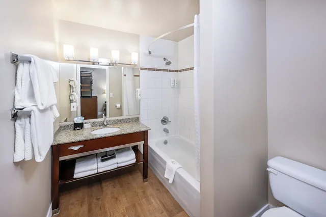 غرفة قياسية بسرير مزدوج، Quality Inn & Suites Downtown Vancouver 4/5