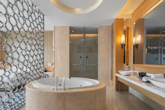 Vice President, Suite, King Bed, Club Lounge Access, High Floor, RENAISSANCE CHENGDU HOTEL 3/3