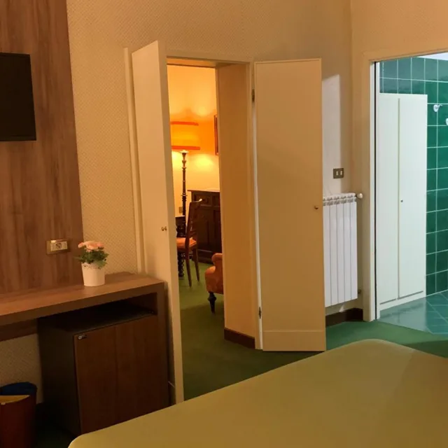 جناح، Hotel Roma 4/4