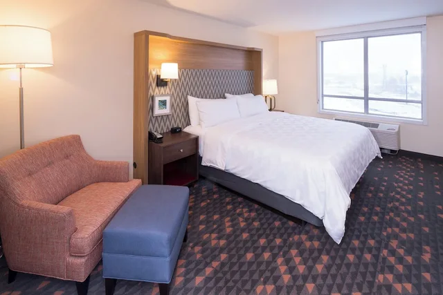 غرفة قياسية بسرير كينج لذوي الإعاقة، Holiday Inn Kalamazoo West 4/7